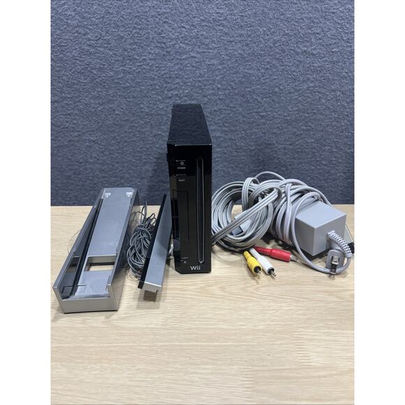 Nintendo Wii Black Console RVL-101 Bundle W/ 2 Games Controller, Sensor Cords - Picture 6 of 9